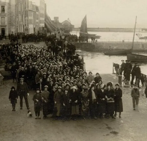 Greve des sardinieres 1924 Un groupe de grevistes femmes C2A9 Cedias Musee social28129