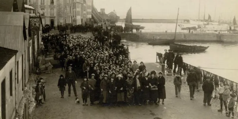 Greve des sardinieres 1924 Un groupe de grevistes femmes C2A9 Cedias Musee social28129