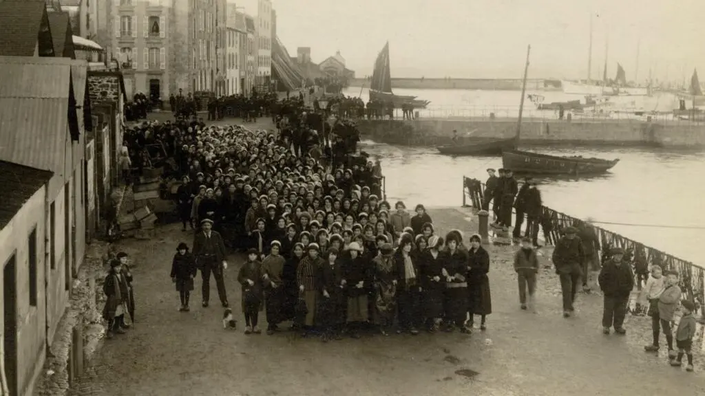 Greve des sardinieres 1924 Un groupe de grevistes femmes C2A9 Cedias Musee social28129