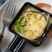 Une raclette géante ce prépare